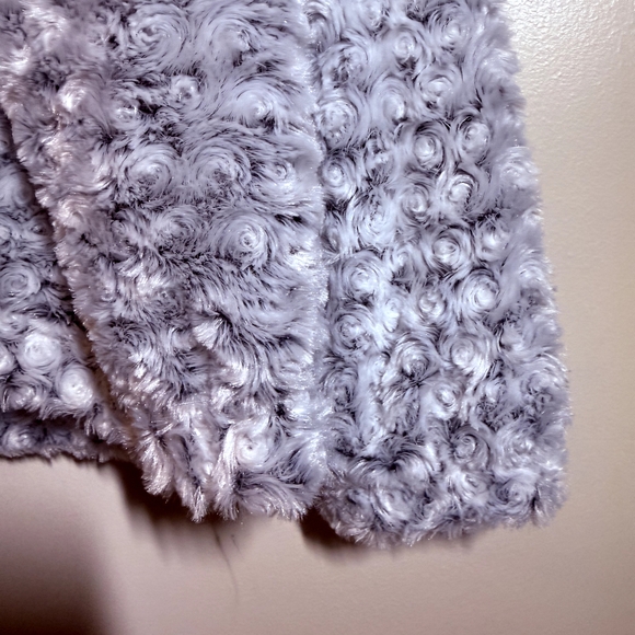 Elegant Women's Textured Teddy Jacket - Picture 3 of 8